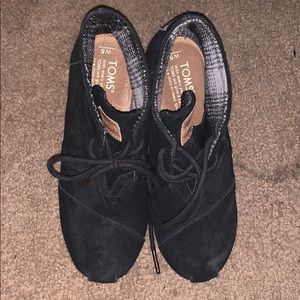 Tom black wedges